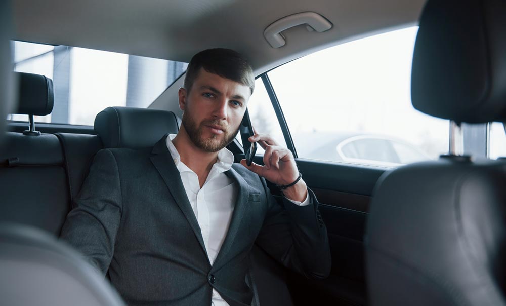 The Top 5 Reasons to Hire a Limousine for Airport Service